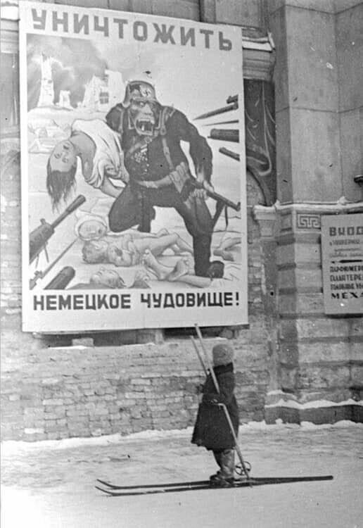 Агитационный плакат в Ленинграде, 1941 год 