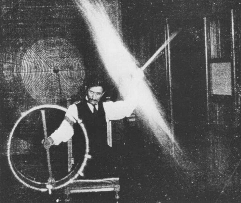 Тесла проводит эксперименты с беспроводным электричеством в 1899 году 