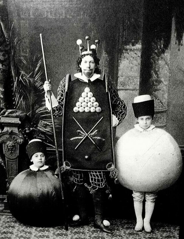 Маскарад в Российской Империи 1896 года, на который гости пришли в костюмах бильярдных шаров 