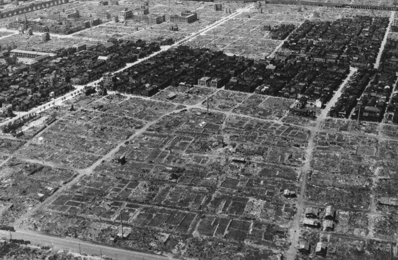 Вид разрушенных бомбардировкой районов Токио , 1945 год. Рядом с сожженными дотла и разрушенными кварталами – полоска уцелевших жилых домов.
