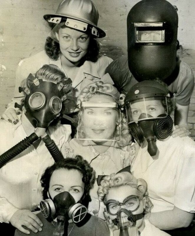 Группа девушек демонстрирует разные типы защитных масок в рамках популяризации мер технической безопасности на производстве, 1940 год