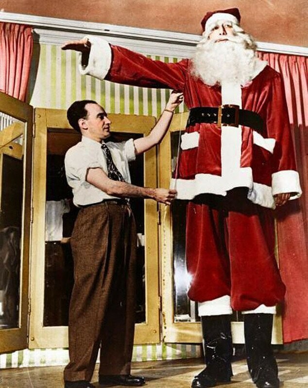 Самый высокий Санта в мире, Jacob Hudson Nacken у портного для пошива нового костюма, 1949.