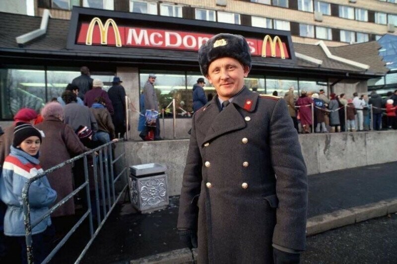 Милиционер охраняет первый Макдональдс в СССР. 1990