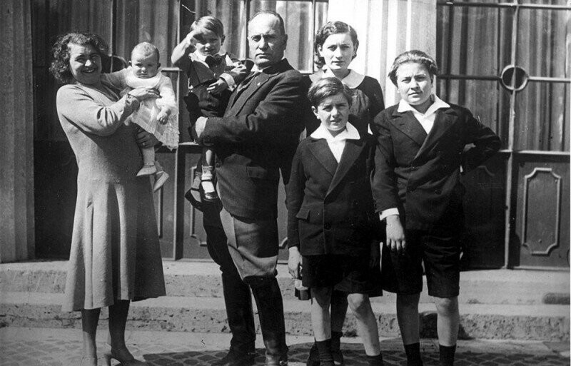 Бенито Муссолини с семьей, 1930