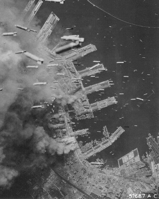 Массированная бомбардировка судопроизводственной инфраструктуры японцев в городе Кобе американскими B-29 Super Fortress. 4 июня 1944г.