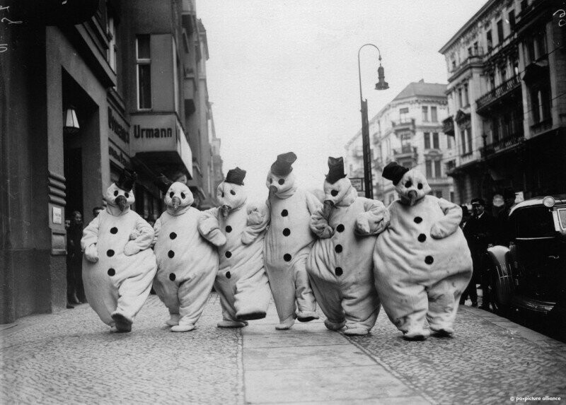 Группа снеговиков прогуливается по улице в Берлине, 1932