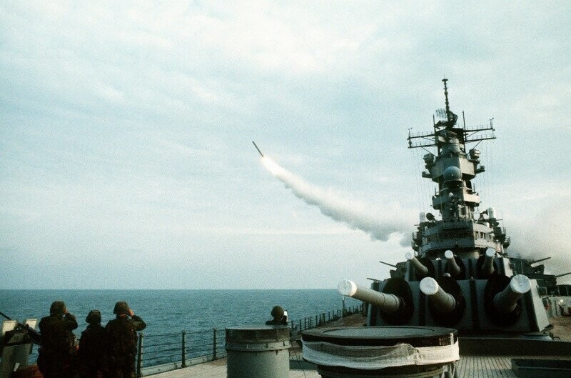 Запуск ракеты BGM–109 «Томагавк» по целям в Ираке с американского линкора «Миссури». 18 января 1991 г.