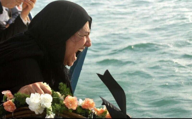Женщина оплакивает трагедию 3 июля 1988 года, когда ВМС США сбили иранский пассажирский самолет с 290 гражданскими лицами, включая 66 детей.