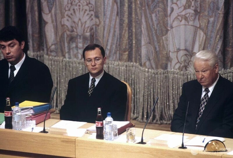Борис Немцов, Сергей Кириенко, Борис Ельцин и кока–кола на заседании правительства РФ, 1998 год, Россия