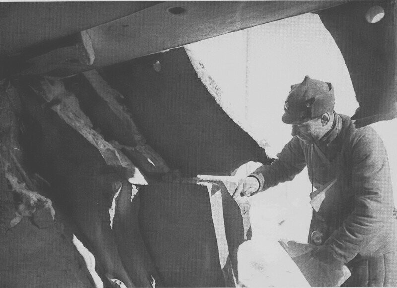 Командир РККА оценивает толщину броневых плит захваченного финского ДОТа. Февраль 1940 года.