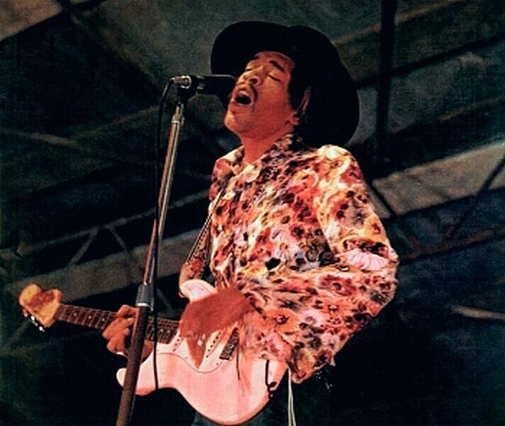 Джими Хендрикс выступает на сцене в Woburn Pop Festival, аббатство Woburn, Великобритания, август 1968 года. 