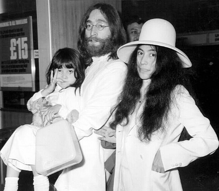 Джон Леннон со своей женой Йоко Оно в лондонском аэропорту Хитроу перед вылетом на Багамы. С ними Кёко, дочь Йоко от предыдущего брака 