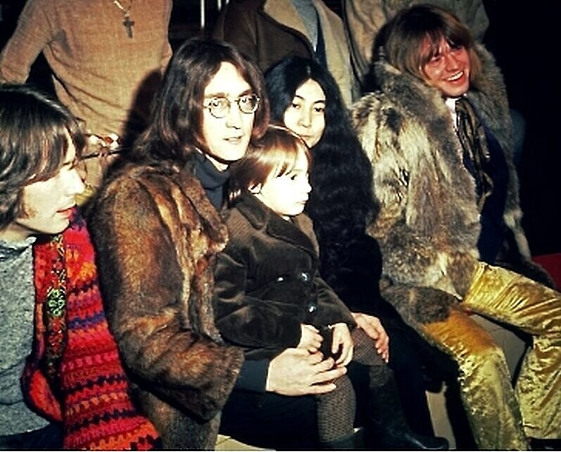 Британские музыканты Эрик Клэптон, Джон Леннон - со своей женой Йоко Оно и его сыном Джулианом и Брайаном Джонсом на пресс-конференции в Стоунбридж Парке, Уэмбли , для проекта Rolling Stones 'Rock & Roll Circus. 