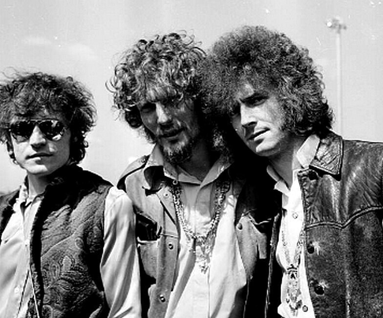 Участники рок-группы Cream, Джек Брюс, Джинджер Бейкер и Эрик Клэптон в лондонском аэропорту по дороге в Лос-Анджелес. 
