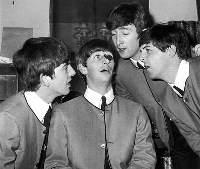 Джордж Харрисон, Джон Леннон и Пол Маккартни с недоверием смотрят на пластикового паука, сидящего на носу барабанщика Ринго Старра, за кулисами после воскресного вечера. 