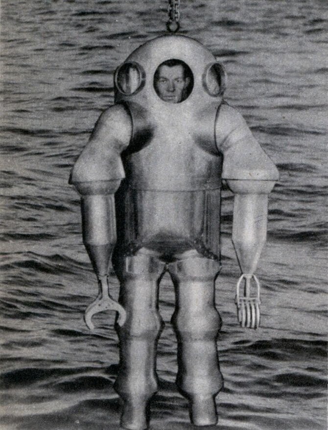Металлический костюм, позволявший водолазу спускаться на глубину более 350 м, 1938.