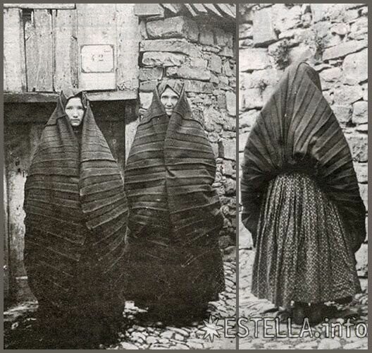 Испанские женщины с плиссированными юбками, которые надевались на голову в качестве плащей