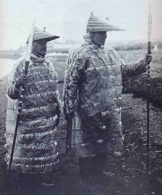 Алеуты-охотники в традиционных головных уборах и непромокаемой одежде из кишок. Аляска, начало 20 века