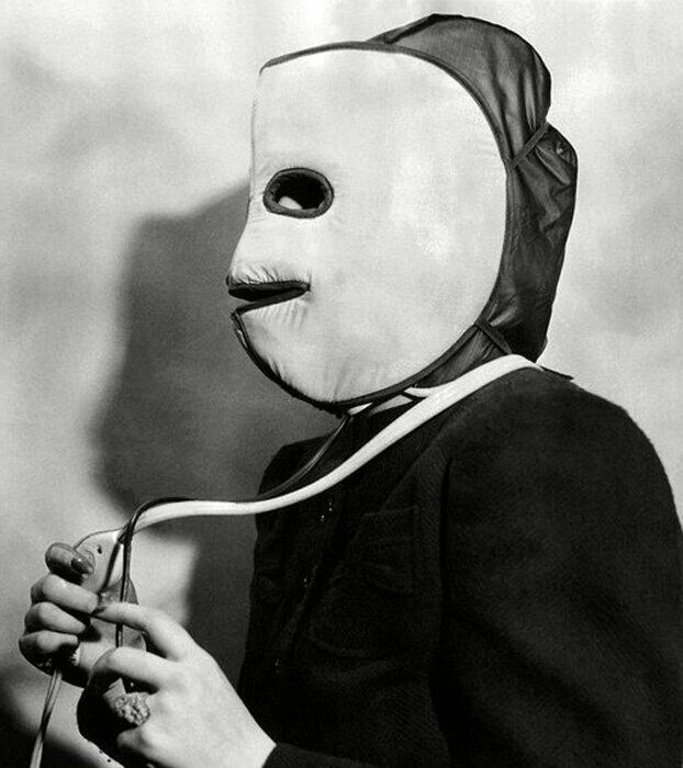 Эта устрашающая маска являлась одним из способов борьбы с морщинами в 20 веке.