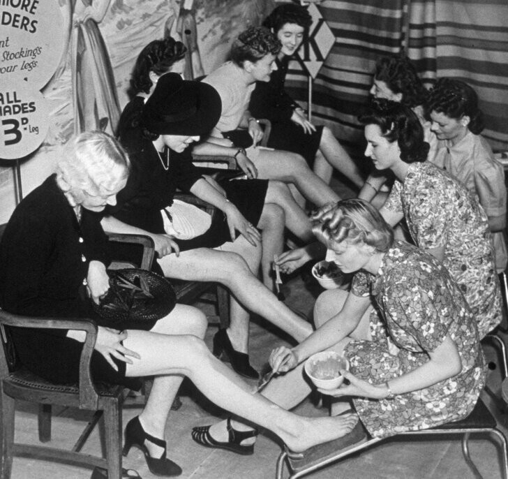 Женщины бреют ноги перед примеркой новых чулок, 1941-ый