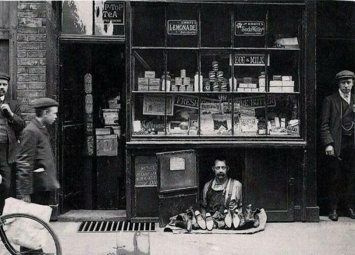 Магазин обуви 1,2 кв. метра, 1900 г. 