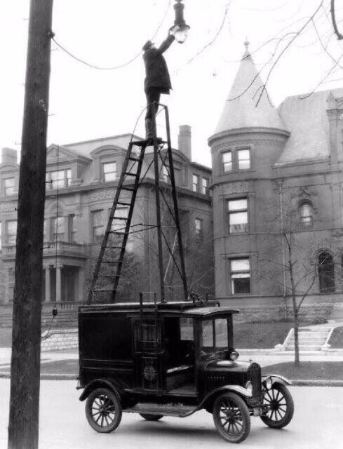 Замена уличного фонаря, 1910 год. 
