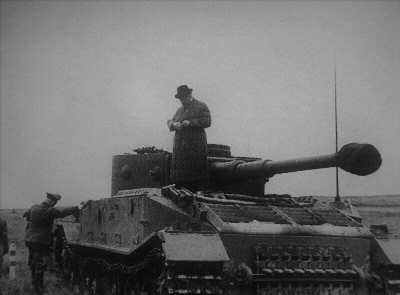 Конструктор Фердинанд Порше на броне прототипа немецкого тяжелого танка «Тигр» (Panzerkampfwagen VI «Tiger P) — VK4501 (P)).