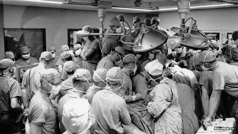 Хирурги стажеры наблюдают за операцией по шунтированию коронарной артерии, проводимую кардиохирургом Дентоном Кули, 1970–е годы, США