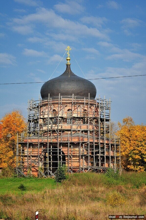 Вид на храм в процессе реставрации