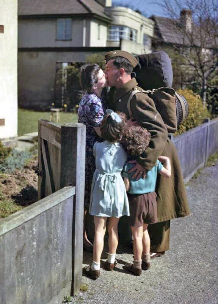 Солдат из британской Восьмой армии в увольнительной у дверей своего дома в графстве Чешир, Англия, 14 апреля 1944 г.