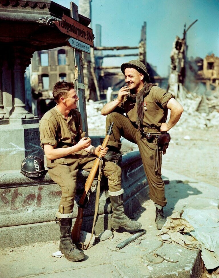 Канадские солдаты на площади разрушенного французского города Фалез, 1944