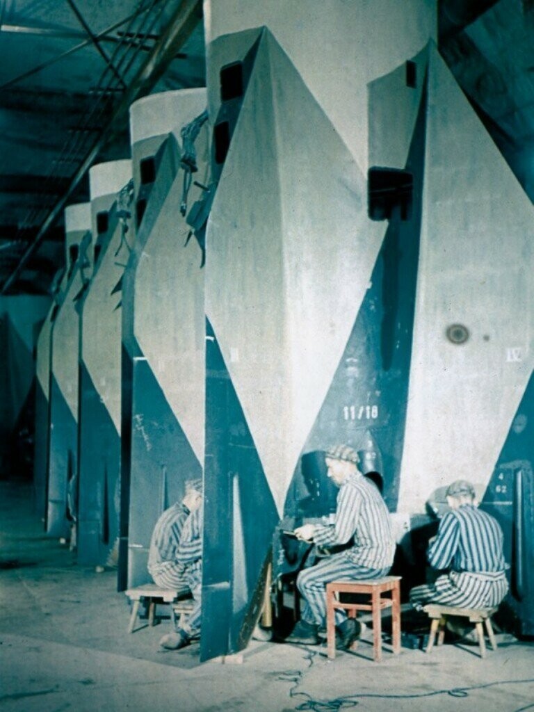 Строительство ракет Фау-2 на подземном заводе рабским трудом узников концлагеря Дора-Миттельбау, фотограф Walter Frentz, 1944