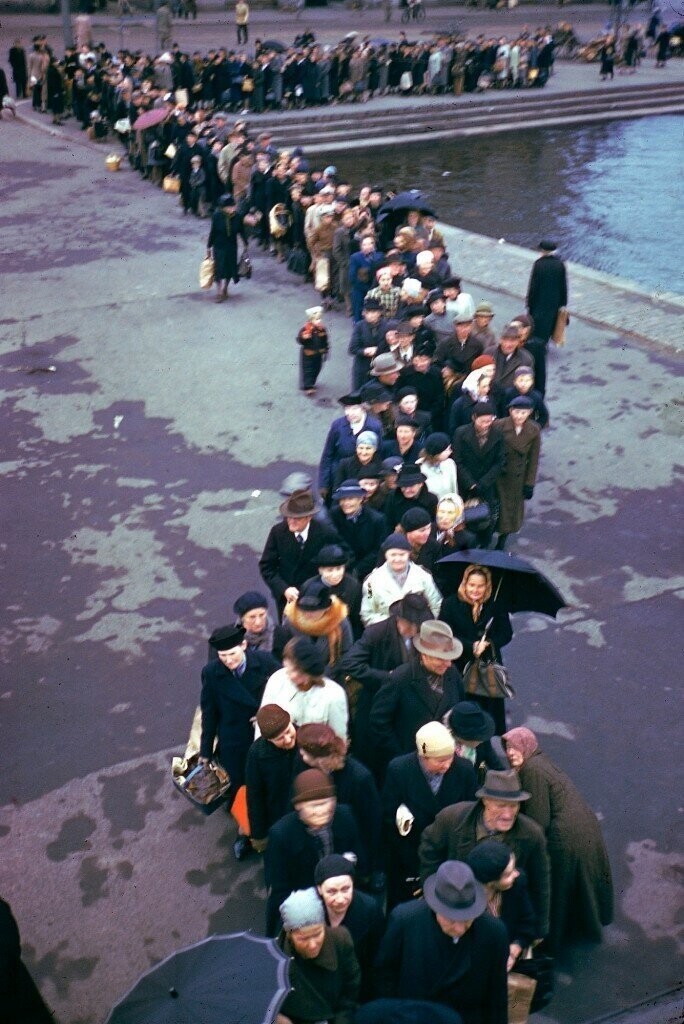 В октябре 44-го американский фотограф Eliot Elisofon запечатлел в Хельсинки большие очереди за продовольствием