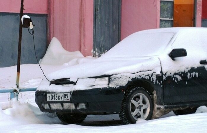 Для чего сибирские водители тянут к машинам провода из квартир