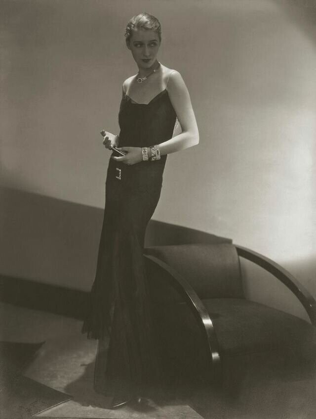 Черное платье на бретелях, с поясом на бедрах, от Chanel, бриллиантовые браслеты и ожерелье от Black, Starr and Frost, фото Эдвард Штайхен, 1929 г.