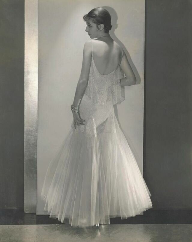 Белое платье из тюля и кружев от Chanel, браслеты с бриллиантами и изумрудами от Marcus, фото Эдвард Штайхен, 1930 г.