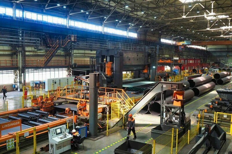 На экскурсии в Подмосковье можно посетить завод и увидеть металлургов