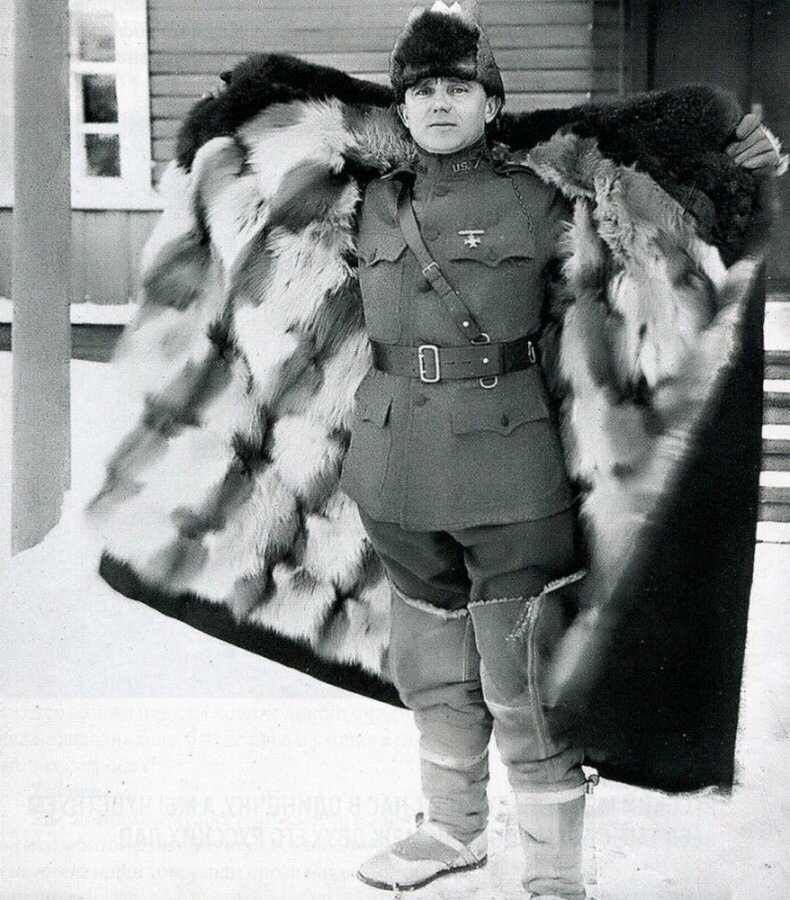 Американский офицер в меховой шинели из зимнего комплекта обмундирования англо-американских войск на Севере России разработанного Э.Шеклтоном 