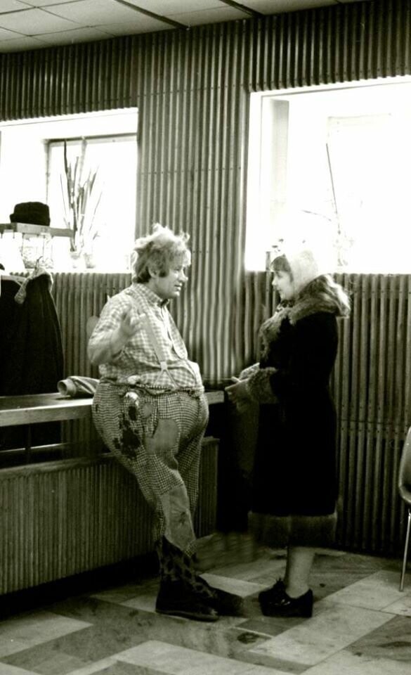 Мишулин-Карлсон и Ольга Аросева в холле служебного входа / Театр Сатиры. Начало 1980-х. 