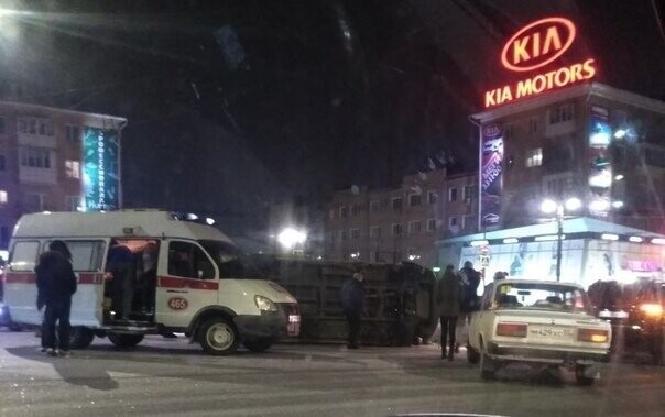 В центре Омска перевернулся реанимобиль, который вез пострадавшую в другой аварии