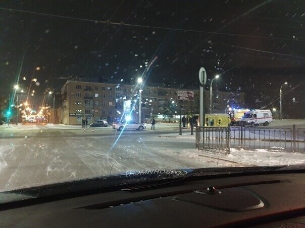 В центре Омска перевернулся реанимобиль, который вез пострадавшую в другой аварии