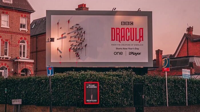 Рекламный щит "Дракулы" меняется в зависимости от времени суток