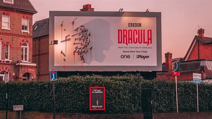 Рекламный щит "Дракулы" меняется в зависимости от времени суток