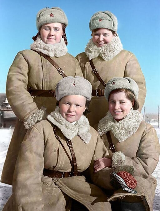 В цвете: девушки-солдаты, Волховский фронт, 1943 год 