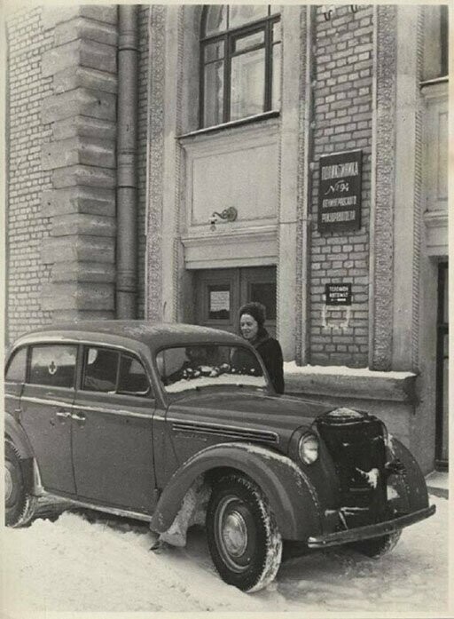 Доктор М. Клейман выезжает на дом к пациенту. Москва, 1954 год 