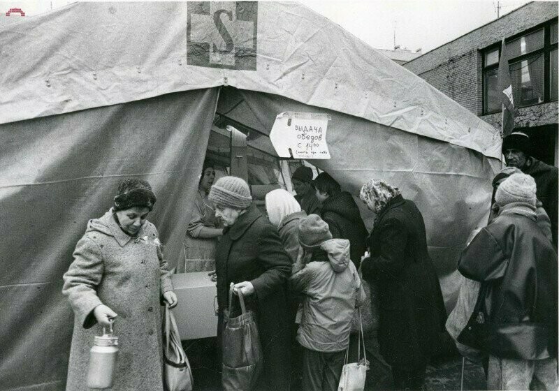 Очередь в палатку за немецкой похлёбкой и кашей. Санкт-Петербург, ноябрь 1991 года 