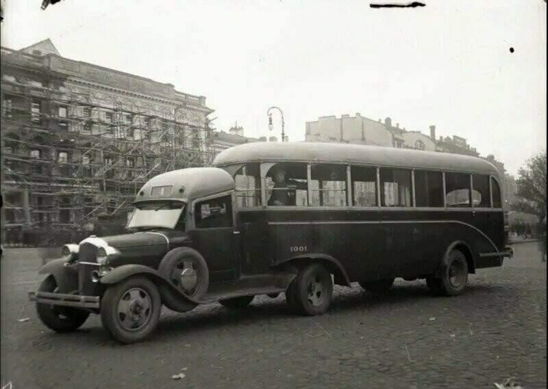 Ford-АА с автобусной прицепкой, изготовленной на Ленинградском вагоноремонтном заводе (ВАРЗ). Ленинград, 1936 год