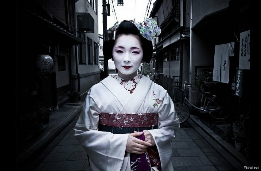 Девушку зовут Тошимана и она — майко (ученица гейши)Киото, Япония