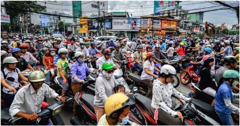 Как перейти дорогу на оживленной улице во Вьетнаме