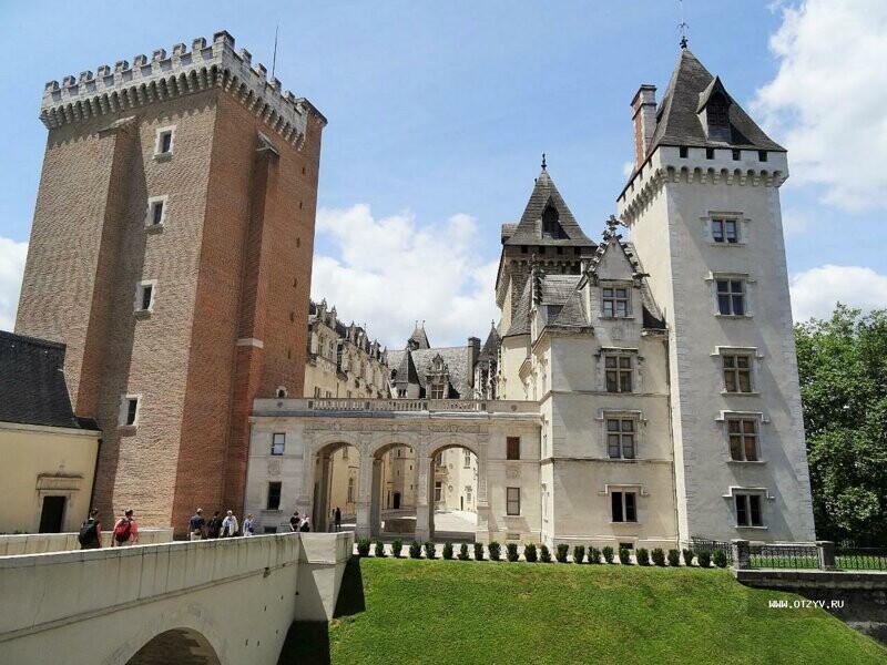 Замок По и Национальный музей, входящий в число самых посещаемых музеев Франции